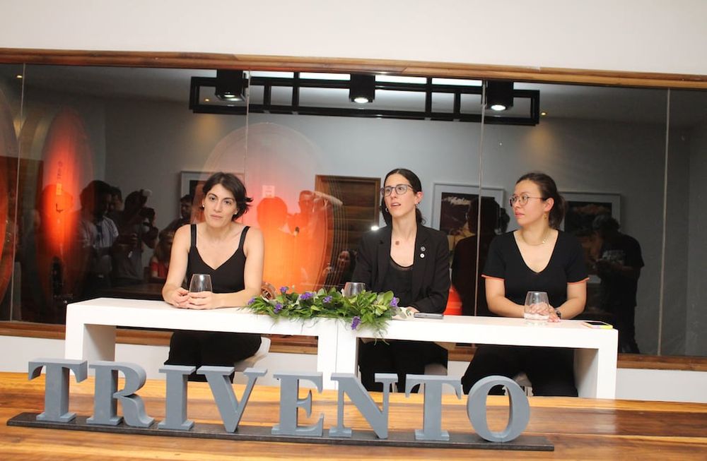 Las finalistas: Alma Cabral, Andrea Donadio (ganadora) y Delvis Huck, agasajadas en bodega Trivento.