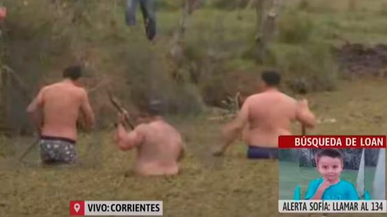 Cuatro efectivos de la policía rural de Corrientes ingresaron a un pantanal en búsqueda de rastros del niño desaparecido. Captura: X / @lanacionmas