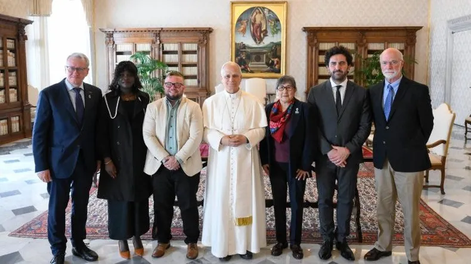 El abogado mendocino Sergio Salinas (segundo desde la derecha) junto al papa León XIV, en la histórica audiencia.