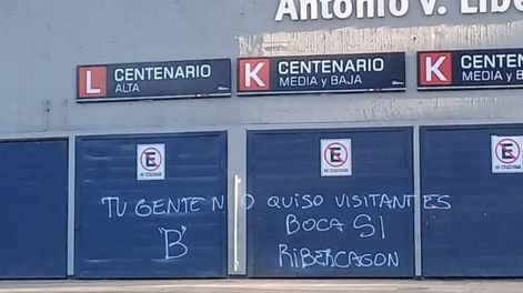 La gente de Boca pintó el Monumental