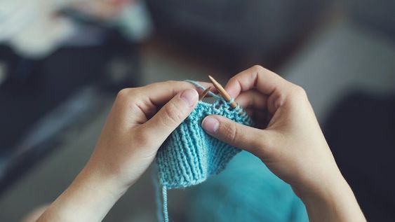 ¿Practicás la “lanaterapia”?: 5 beneficios de tejer para tu bienestar