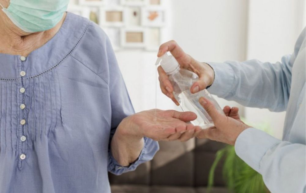 Los desinfectantes y sanitizantes nunca deben mezclarse como productos de limpieza porque pueden generar sustancias peligrosas para la salud.