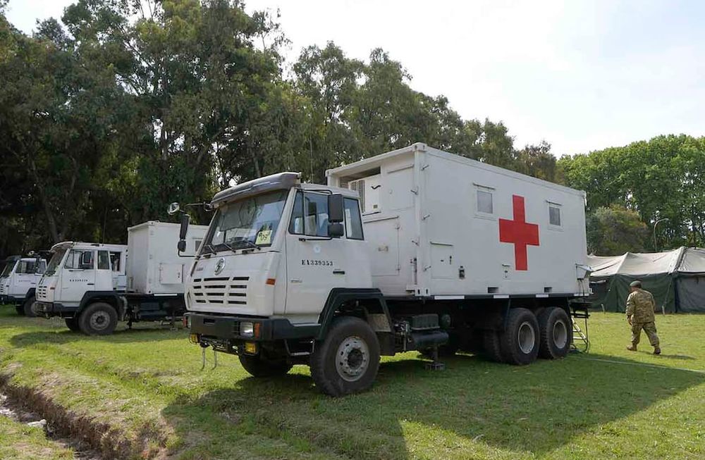 En el Parque General San Martín se instala un hospital de campaña y el jueves pondrán en funcionamiento una potabilizadora que entregará agua envasada en sachets.