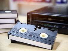 si tenes cintas vhs viejas, tenes un tesoro: por que y como reciclarlas con esta maravillosa idea