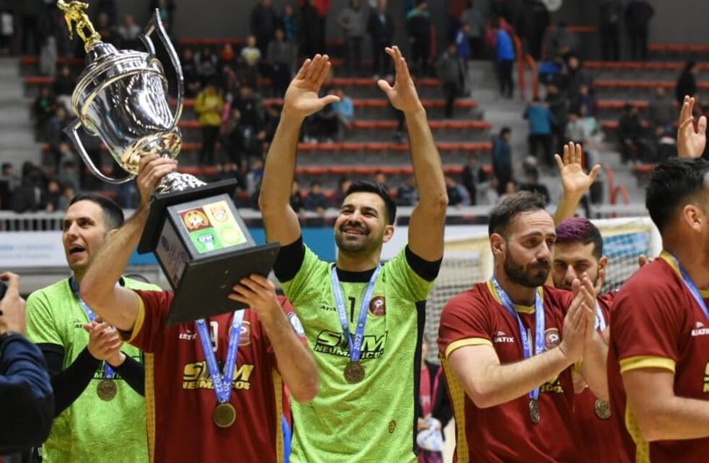 Mendoza, otra vez, en lo más alto del país. Campeón Argentino 2022. Los jugadores festejan junto a la gente en el Arena Aconcagua. / Foto: Mariana Villa ( Los Andes).