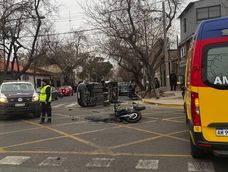 Guaymallén: una moto chocó contra un auto y tres personas resultaron heridas
