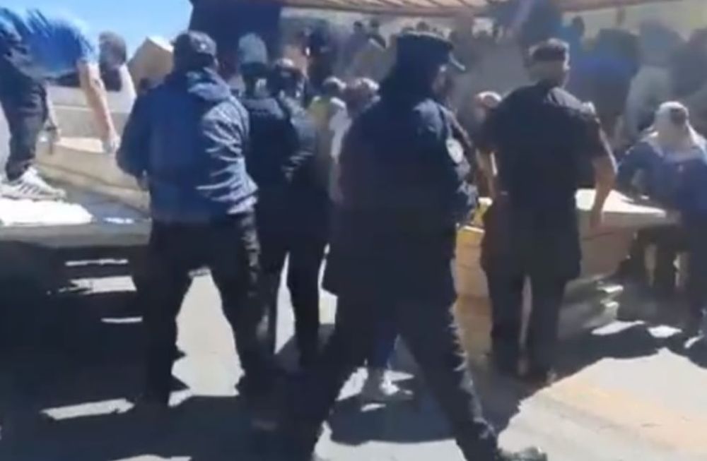 Vecinos y policías se llevaron parte de la carga de un camión volcado.
