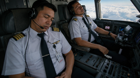 dos pilotos se quedaron dormidos durante 28 minutos en pleno vuelo con mas de 100 pasajeros a bordo: el incidente que expuso una falla critica