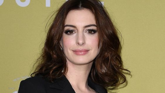 Viralizaron fotos de Anne Hathaway en las que las transparencias no le jugaron una buena pasada