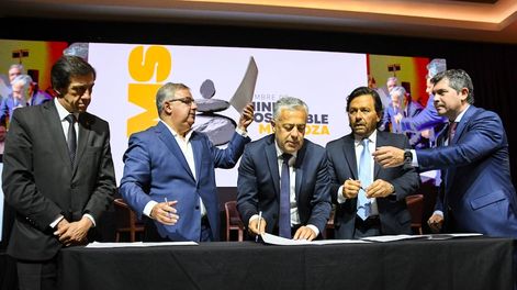 Los Andes | El gobernador Alfredo Cornejo con sus pares Carlos Sadir, Raúl Jalil, Gustavo Saez y Marcelo Orrego en la Cumbre de Minería realizada esta semana en Mendoza.