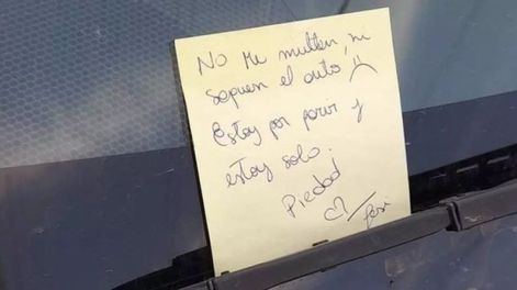 El cartel de la nueva madre implorando piedad para que no le remuevan el auto.