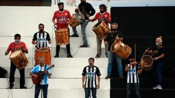 Hinchas de Central Córdoba ensayaron una chacarera en honor a Diego Armando Maradona. / Gentileza.