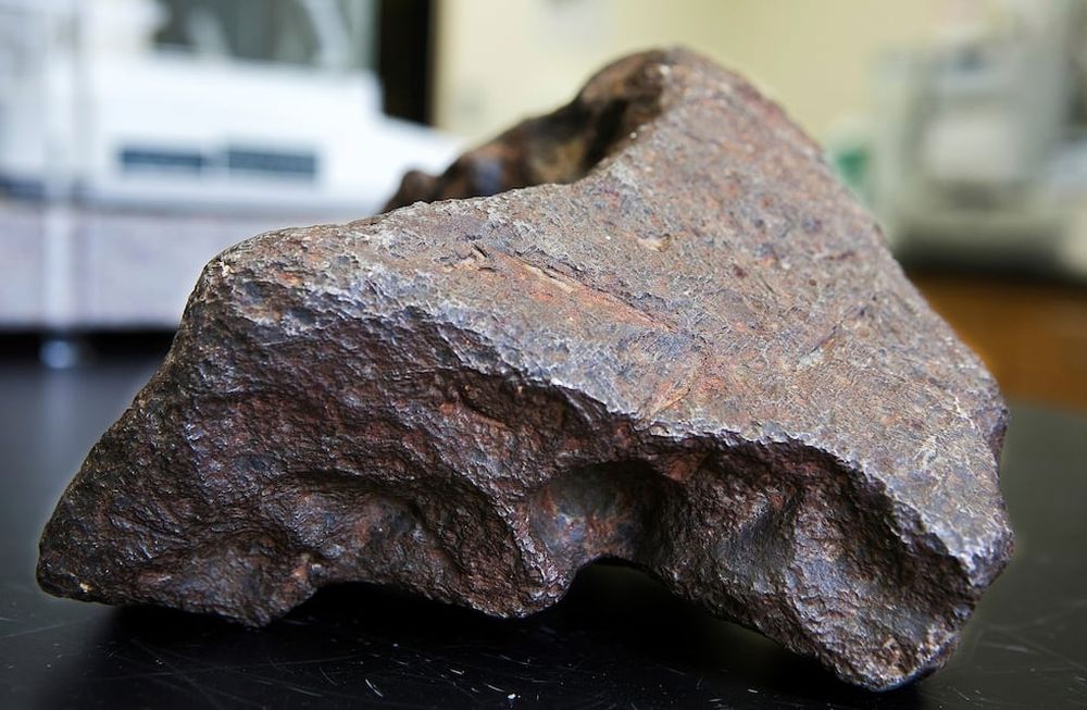 Sorpresa: usaba un meteorito de 100.000 dólares para trabar puerta de su casa