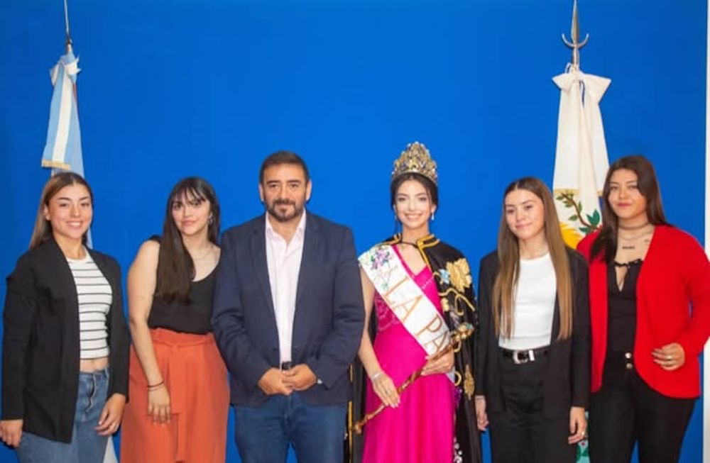 El Intendente Fernando Ubieta junto la Reina Departamental 2024,Virginia Beneite, y las candidatas que participarán por la corona en la Fiesta Departamental de la Vendimia 2025