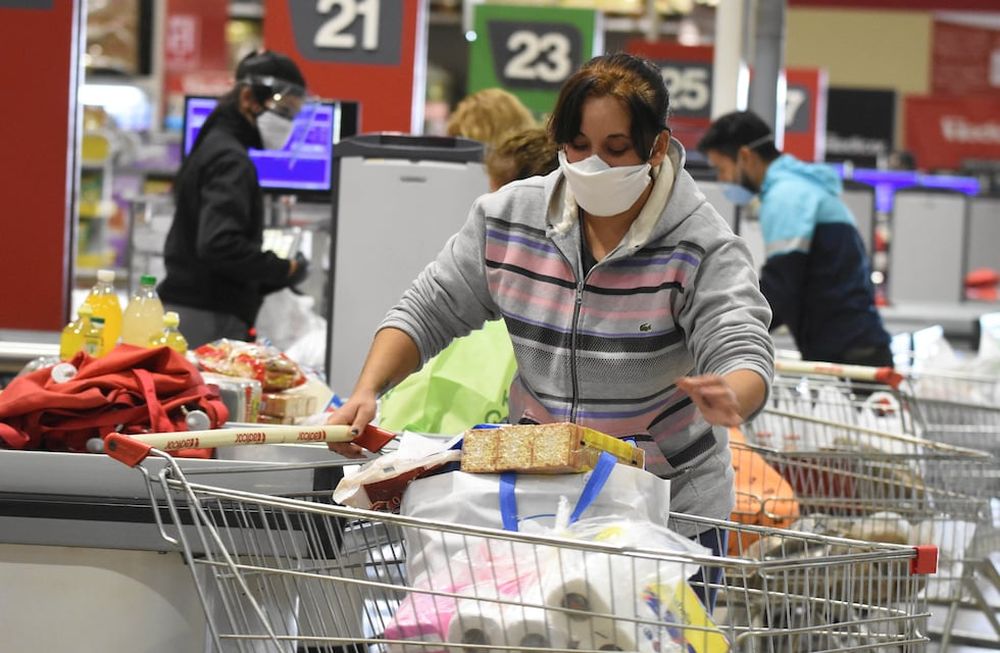 Según datos de Google, durante las primeras dos semanas de octubre de 2020 las visitas a tiendas se contrajeron 31% comparando con el mismo período de octubre del año pasado. Foto: Mariana Villa/ Los Andes