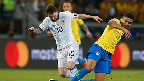 Leo Messi encara ante la marca de Casemiro, una postal que no se verá en Australia ya que Argentina y Brasil no jugarán el amistoso. / archivo
