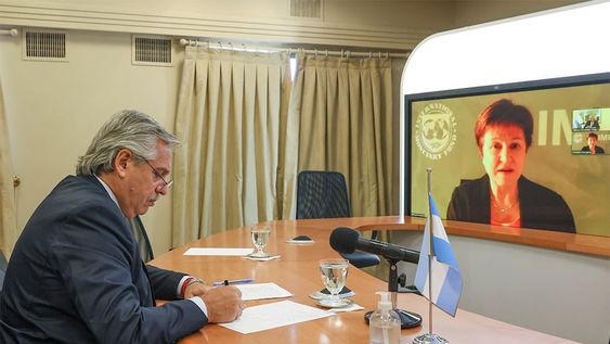 Bunos Aires  21 de enero 2021Alberto Fernández mantuvo un diálogo con la titular del Fondo Monetario InternacionalEl presidente Alberto Fernández dialogó esta mañana, por videoconferencia y desde la residencia de Olivos, con la directora gerente del Fondo Monetario Internacional (FMI), Kristalina Georgieva. Ambos coincidieron en que se continuará trabajando en un programa apoyado por el organismo multilateral y diseñado y conducido por la Argentina.Durante la conversación se remarcó la importancia de la recuperación económica como condición necesaria para la estabilización, así como la necesidad de poner las cuentas fiscales en orden a una velocidad que sea consistente con el crecimiento para garantizar la estabilidad de mediano plazo. Del mismo modo, coincidieron en que el programa debe estar basado en supuestos realistas sobre cómo funciona la economía argentina.El mandatario y la funcionaria del FMI también acordaron en la necesidad de trabajar, desde lo que se espera sea un renovado multilateralismo, por una economía mundial más justa e inclusiva.Además, el Presidente ratificó que la Argentina avanzará en esa dirección desde su posición en la región y como miembro tanto del G20 como del FMI.Presidencia de la Nación