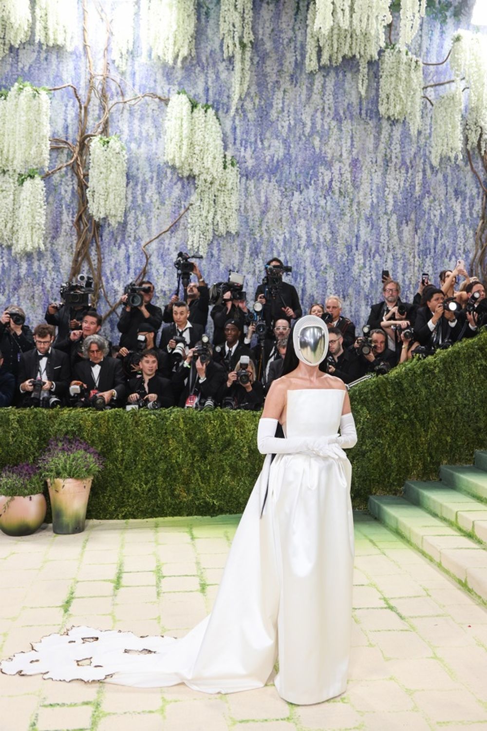La cantante apostó por el diseño de Stella McCartney, futurista y arriesgado. La cantante apostó por el diseño de Stella McCartney, futurista y arriesgado.