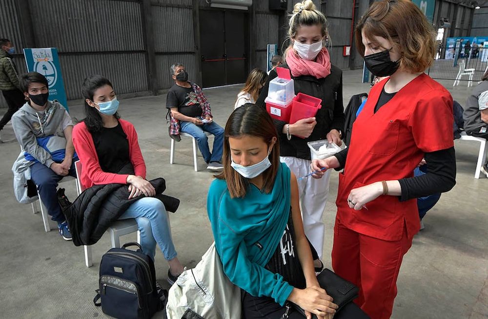Continúa la vacunación contra Covid 19 combinada. Foto: Orlando Pelichotti / Los Andes