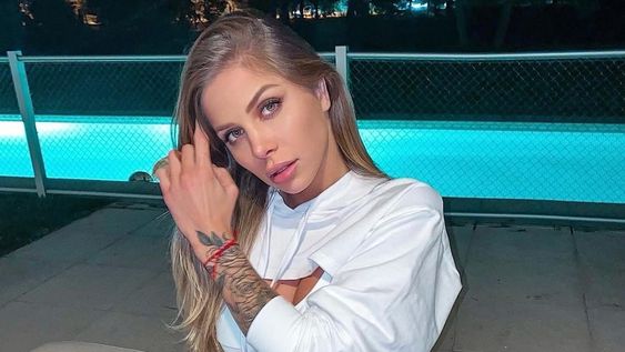 Romina Malaspina desafió al verano con una caminata al aire libre en ropa interior