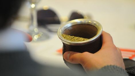 El consumo per cápita de yerba mate decrece y buscan que los jóvenes lo vuelvan a elegir. / Los Andes