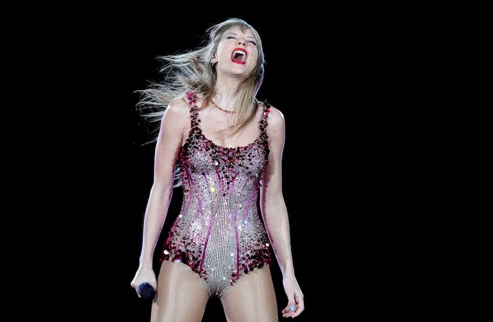 Taylor Swift durante el concierto de su gira Eras en el Estadio Monumental de Buenos Aires, Argentina, el jueves 9 de noviembre de 2023. (Foto AP/Natacha Pisarenko)