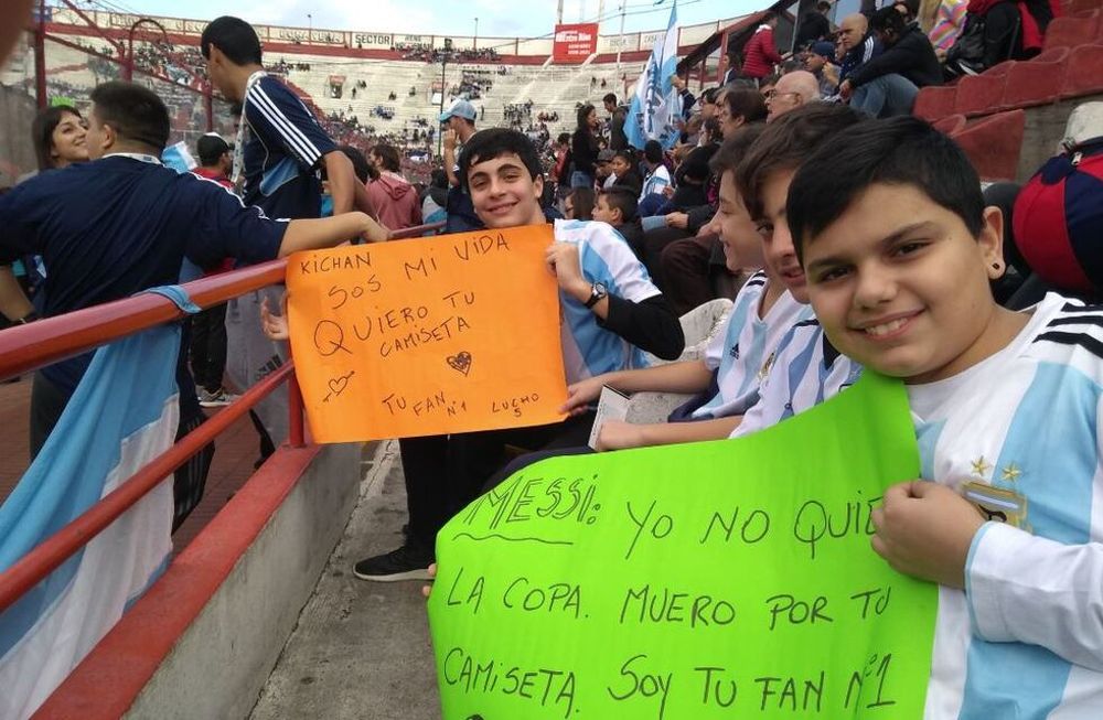 Selección en el Ducó: la ilusión de los pibes por una camiseta de Messi
