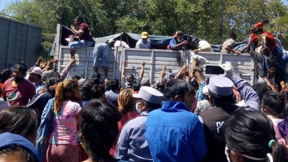 La bolsa que le dieron a la población desde el gobierno provincial solo contenía cinco productos, y está valuada en apenas 500 pesos. Foto: Gentileza