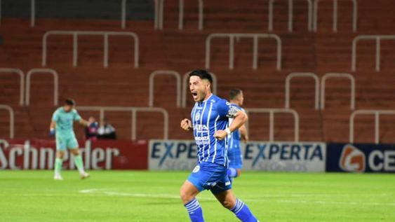 Golazo de Salomón Rodriguez y festeja todo el mundo Bodeguero. El Expreso necesita ganar en forma urgente. / Mariana Villa ( Los Andes)