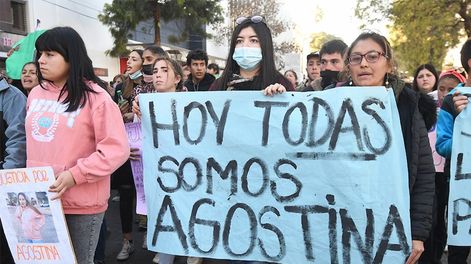 Los Andes | Amigos y familiares de Agostina Trigo marcharon por las calles de San Martín pidiendo Justicia por la muerte de la joven de 22 años. - Foto: José Gutiérrez/ Los Andes