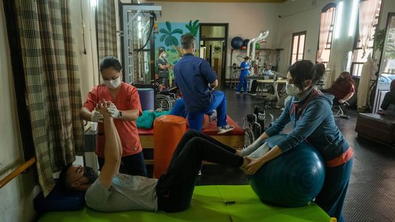 Pacientes en rehabilitación en el Hospital Lencinas. Las kinesiólogas Melisa Toledo y Carolina Rearte realizan ejercicios con el paciente Pablo Baira. Ignacio Blanco / Los Andes