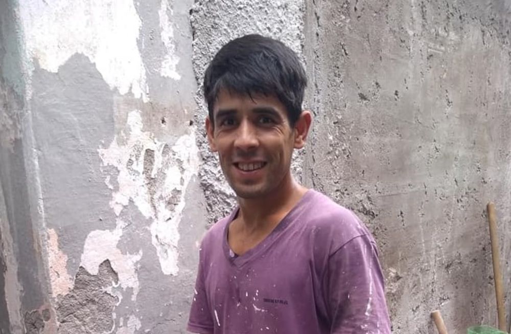 Albañil encontró $250 mil en un negocio destruido por el fuego en Alvear y los devolvió
