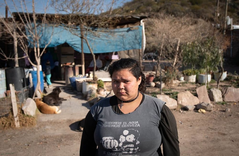 Contra toda adversidad. Lucía Parra es alumna de tercer año. Vive en una familia humilde y no abandona sus sueños de convertirse en una autora de renombre. Foto: Ignacio Blanco / Los Andes.