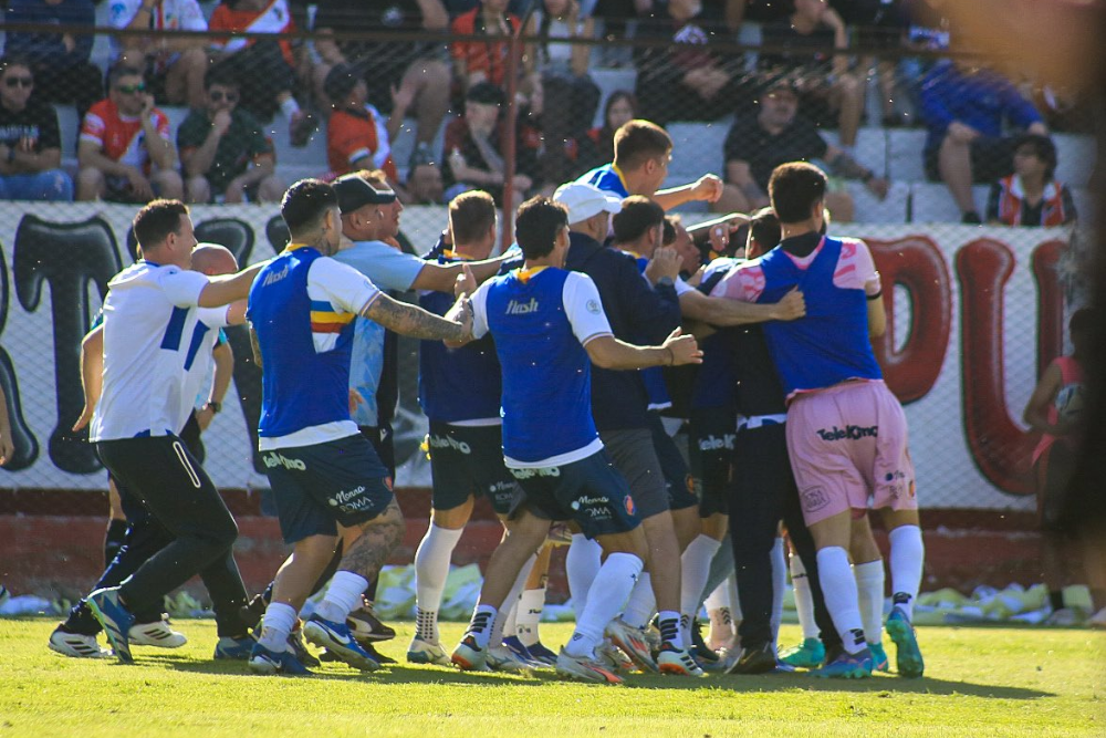 Colegiales festeja una victoria de oro ante Deportivo Maipú
