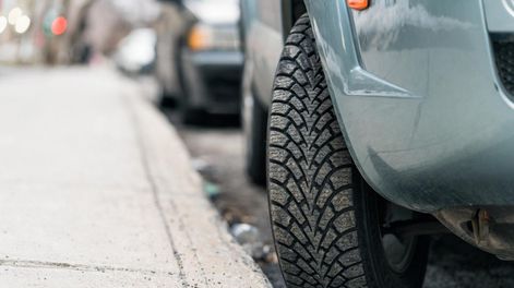 ¿Qué significa dejar el volante girado hacia la vereda al estacionar?