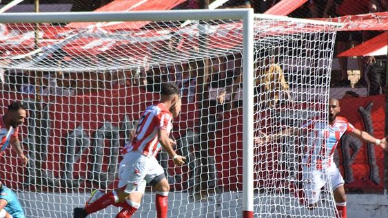 El festejo del primer gol de Campozano. El Chacarero pegó en los momentos justos, ganó con autoridad y estiró a siete partidos su racha invicta ante el Jarillero en duelos por torneos federales.