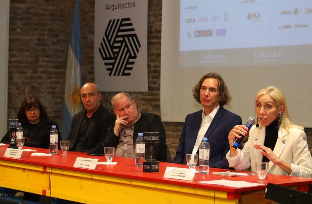 Panel de debate en “Transformación de la arquitectura para vivir y trabajar”, con los arquitectos Ana Astudillo, Juan Frigerio, Darío López, Pedro Wofcy, y Angélica Campi.