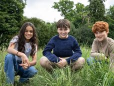La serie de Harry Potter en HBO tiene protagonistas. Dominic McLaughlin en el papel de Harry Potter, Arabella Stanton como Hermione Granger y Alastair Stout como Ron Weasley. 
