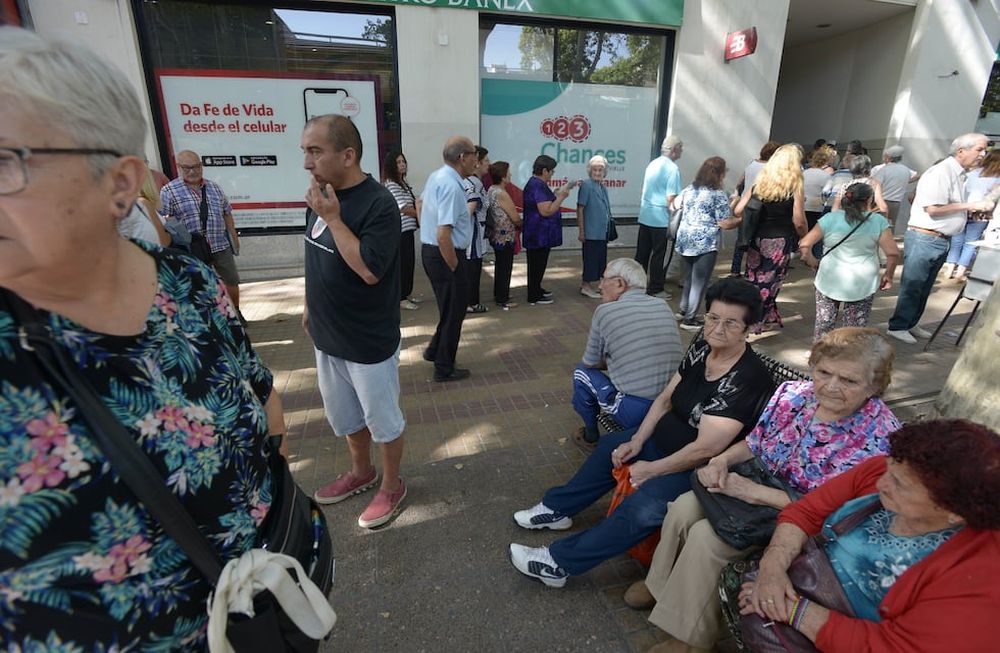 El Gobierno analiza el pago de otro bono para los jubilados antes de junio