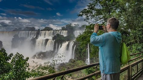 Cataratas del Iguazú: el Gobierno autorizó la realización de microeventos en el Parque Nacional.