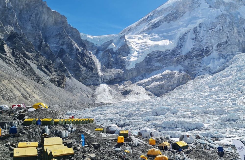 El derretimiento del hielo en el monte Everest causa la exposición de cuerpos de montañistas