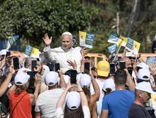 El Papa León XIV saluda a los fieles mientras celebra la Santa Misa durante su visita pastoral a la isla de Lampedusa, en el sur de Italia, el 4 de julio de 2026.