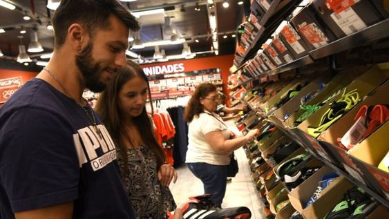 Un empleado necesita trabajar casi 95 horas, prácticamente 12 días laborales completos, para adquirir el calzado. Foto: Marcelo Rolland / Los Andes
