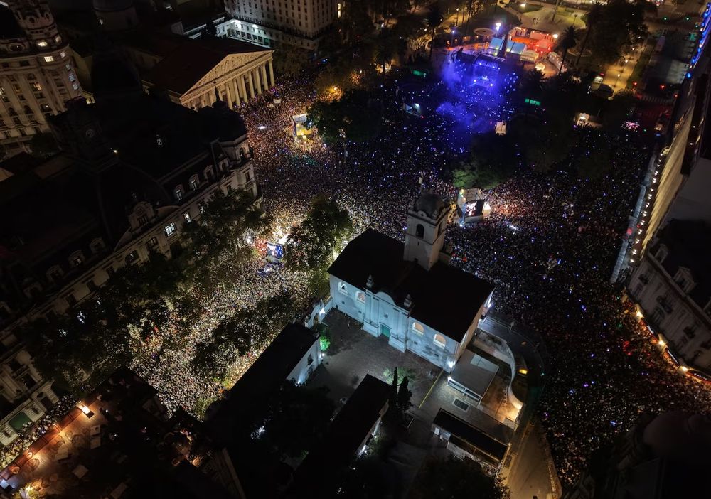 Padre Guilherme en Plaza de Mayo