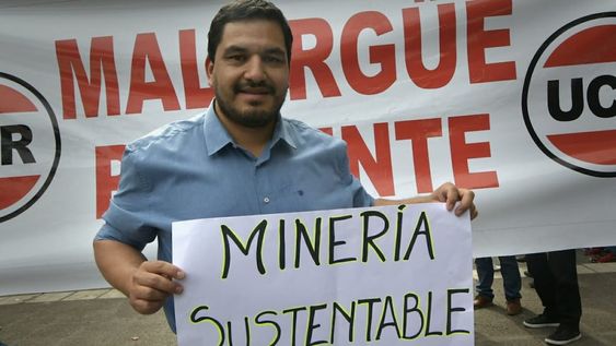 Sectores promineros protestan en la Legislatura para pedir que se vuelva a abrir el debate. En la foto, el intendente de Malargüe, Juan Manuel Ojeda. (Orlando Pelichotti / Los Andes)