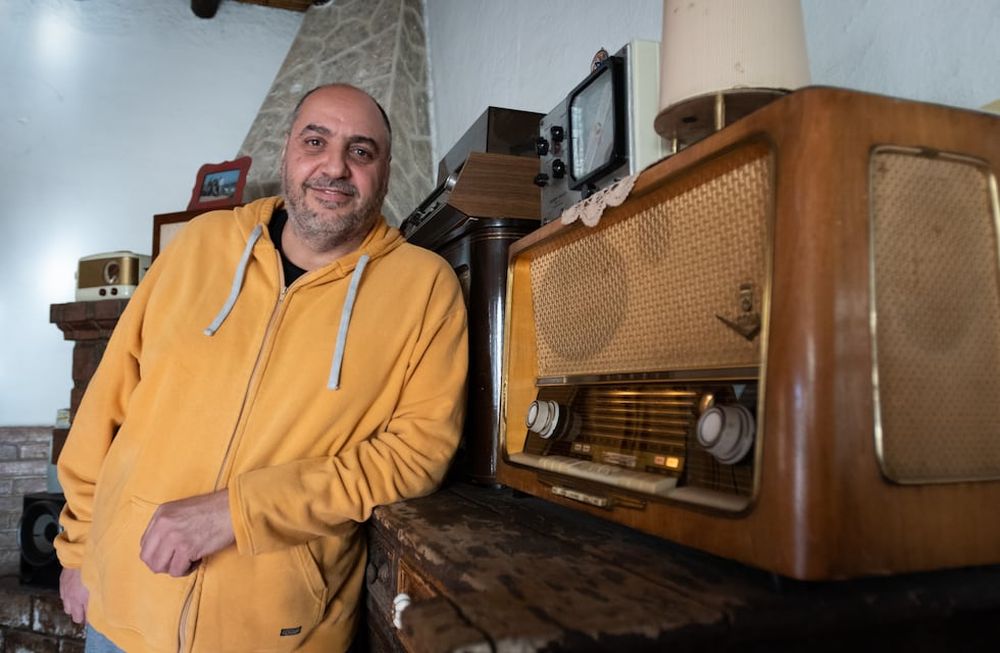 Daniel Di Giuseppe es coleccionista de radios antiguas y tiene mas 70, muchas están en funcionamiento y él mismo las repara con repuestos originales que consigue. Foto: Ignacio Blanco / Los Andes
