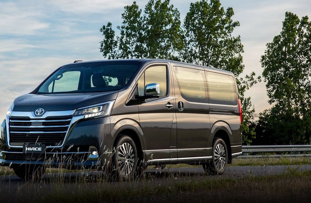 Se trata de un vehículo versátil y eficiente, ideal para el transporte de pasajeros urbanos e interurbanos como charters, transfers a hoteles o aeropuertos y/o turismo.