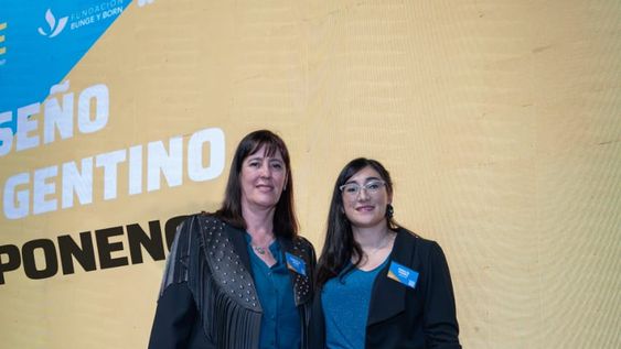 Gabriela Negri y Analia Funes, fundadoras de Bioeleven, emprendimiento que usa los descartes de la uva, el ajo y el tomare para crear biocuero