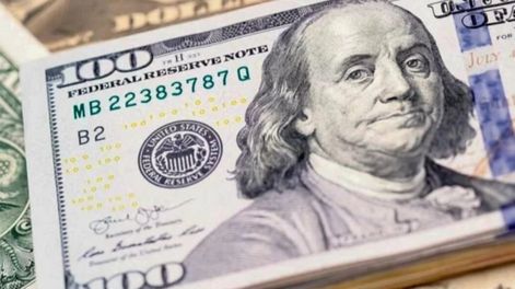 A cuánto cotiza el dólar oficial y blue.