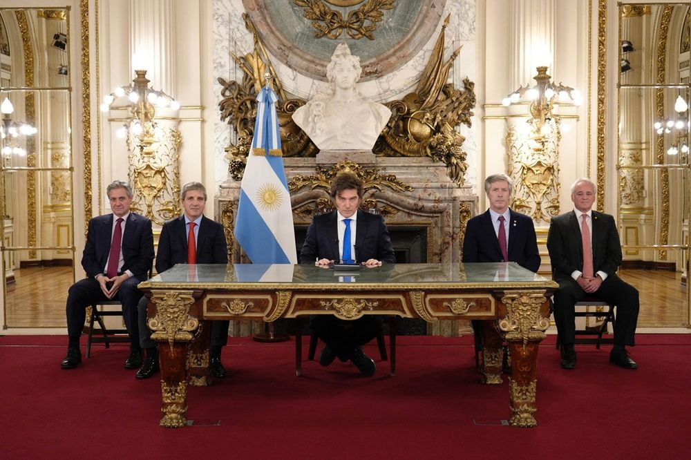 Milei endurece su plan económico: sin emisión y con déficit cero como meta
